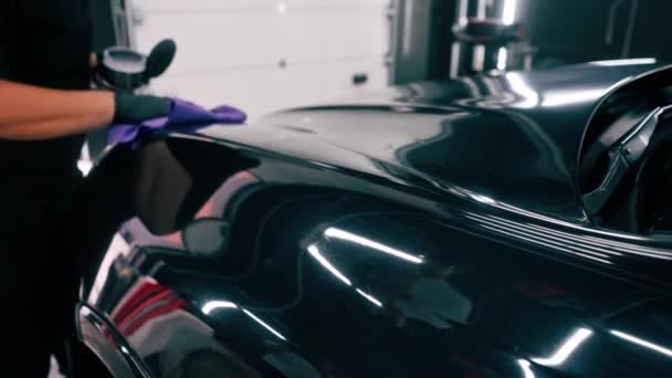 Close Lucrătorul Spălătorie Auto Masculin Mănuși Negre Lustruiește Mașină Lux — Videoclip de stoc