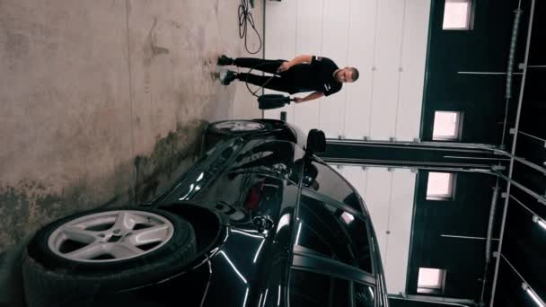 Empregado Lavagem Carro Masculino Aplica Detergente Lavagem Carro Para Carro — Vídeo de Stock