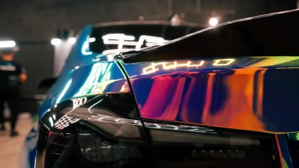 Bukalemun Renkli Koruyucu Filmle Kaplı Lüks Bir Arabanın Arka Tamponuna — Stok video