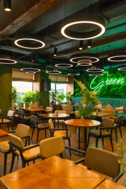 Bir restoranın ya da barın parlak bir iç mekanı. Yeşillik ve bitkiler Asyalı tarzı boş bir oda.