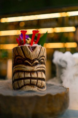 Sıvı nitrojenin barda güzel ve etkili bir şekilde servis edildiği barın yanında taze alkollü kokteyl duruyor.