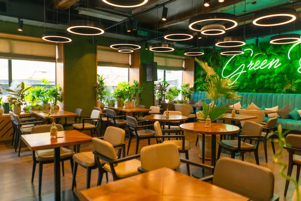 Intérieur Lumineux Restaurant Bar Beaucoup Verdure Plantes Chambre Vide Style — Photo