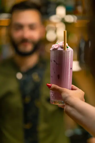 Närbild Hand Som Håller Nybakad Rosa Alkoholhaltig Cocktail Med Grädde — Stockfoto