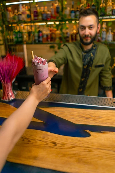 Barman Overhandigt Een Frisse Heldere Smakelijke Cocktail Aan Een Gast — Stockfoto