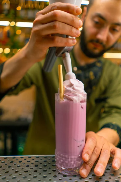 Bartender Adiciona Creme Cima Coquetel Alcoólico Rosa Deliciosa Porção Bebida — Fotografia de Stock