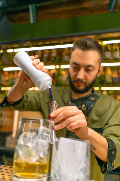 Profesionální Barman Nalévá Alkohol Odměrky Proces Výroby Koktejlů Klubu Baru — Stock fotografie