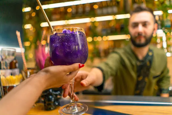 Mains Barman Cocktail Savoureux Frais Lumineux Invité Dans Bar Restaurant — Photo
