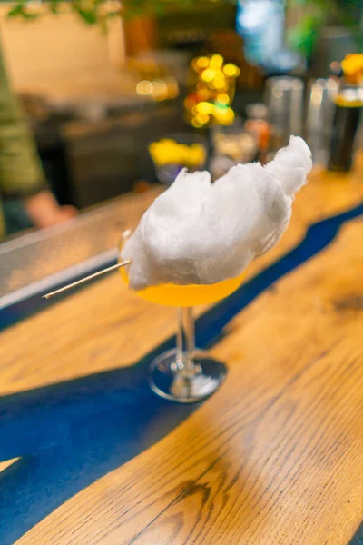 Färsk Välsmakande Alkoholhaltig Cocktail Med Sockervadd Står Bardisken Bar Eller — Stockfoto
