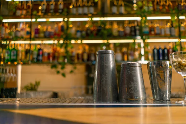 Kokteyl Aletleri Jigger Kokteyl Karıştırıcı Süzgeç Bardaki Alkollü Içecekler Konseptini — Stok fotoğraf