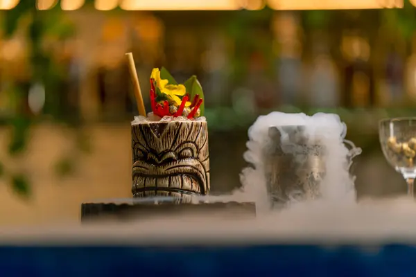 Frais Alcoolique Savoureux Cocktail Stands Sur Bar Près Laquelle Azote — Photo