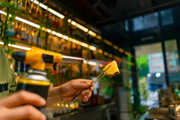 Een Barman Een Bar Restaurant Brandt Een Stuk Ananas Brand — Stockfoto
