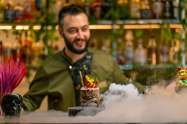 クローズアップ新鮮なアルコールのおいしいカクテルはバーで飲み物の美しく 効果的なサービングを広げる液体窒素の近くに立っています — ストック写真