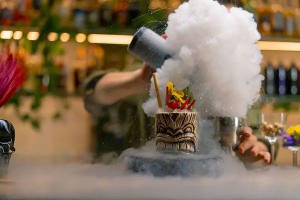 Professionelle Barkeeper Gießt Der Nähe Von Frischen Alkoholischen Köstlichen Cocktail — Stockfoto