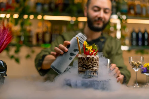Profesjonalny Barman Nalewa Pobliżu Świeżego Alkoholu Pyszny Koktajl Płynny Azot — Zdjęcie stockowe