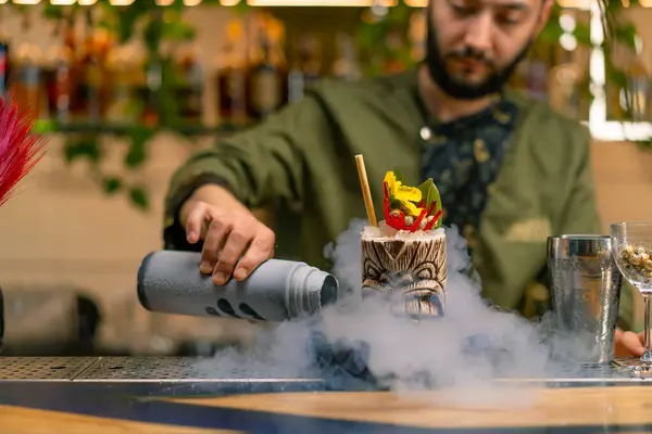 Barman Profesional Vierte Cerca Alcohol Fresco Delicioso Cóctel Nitrógeno Líquido — Foto de Stock