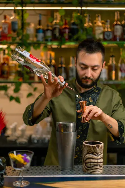 Professional Bartender Pours Alcohol Measuring Cup Process Making Cocktails Club — Stock Photo, Image