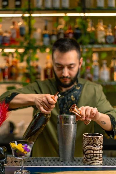 Professional Bartender Pours Alcohol Measuring Cup Process Making Cocktails Club — Stock Photo, Image