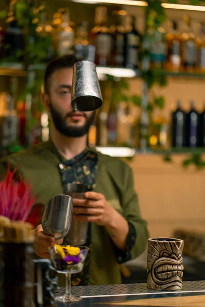 Professional Bartender Juggles Shaker Process Making Cocktails Club Bar — Stock Photo, Image