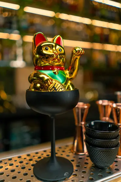 Beeldje Van Een Gouden Geld Kat Een Cocktail Glas Veel — Stockfoto