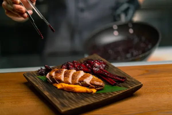 レストランシェフのプロのキッチンは おいしい揚げアヒルの胸をレイアウトし アジア料理のボードソースにピューレ — ストック写真