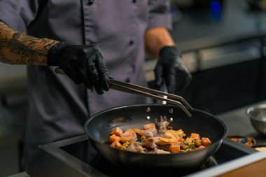 Otel restoranında profesyonel mutfak. Karides karidesli, midyeli, somon balıklı yakın deniz ürünleri.