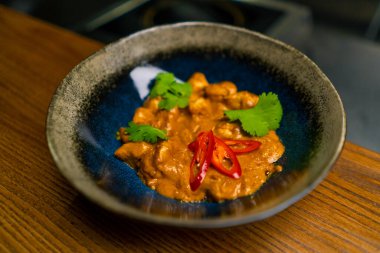 Lokantada taze, lezzetli körili pilav ve Asya mutfağı sunumu.