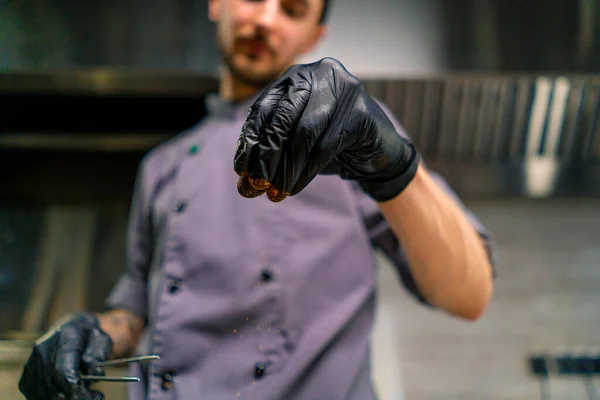 Närbild Kock Ett Professionellt Kök Förbereda Skaldjur Saute Blanda Ingredienser — Stockfoto