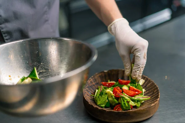 Professionele Keuken Een Chef Kok Restaurant Zet Kant Klare Salade — Stockfoto