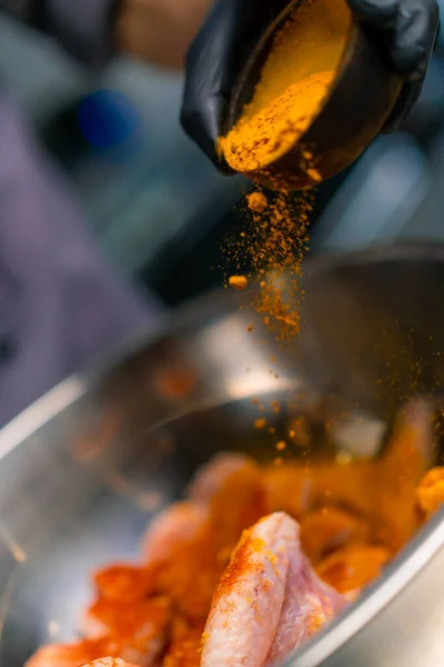 Yakın Plan Aşçı Siyah Eldiven Giyip Asya Mutfağında Çiğ Tavuk — Stok fotoğraf