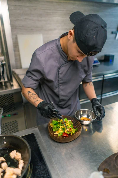 Chef Restaurant Sert Une Salade Fraîchement Préparée Avec Poulet Dans — Photo