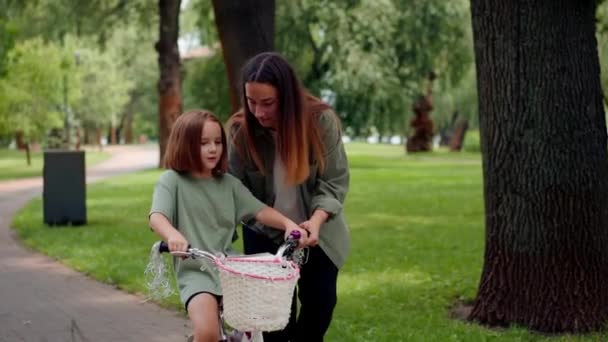 Famiglia Giovane Madre Insegnando Figlia Andare Bicicletta Nel Concetto Parco — Video Stock