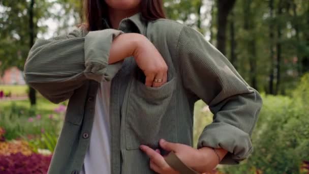 Närbild Kvinnas Hand Soppåsar Fickan För Att Städa Upp Efter — Stockvideo