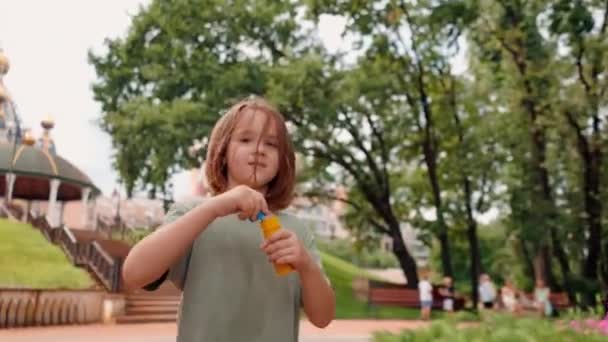 Şehir Parkında Sabun Köpüğü Şişiren Güzel Küçük Kız Portresi Mutlu — Stok video
