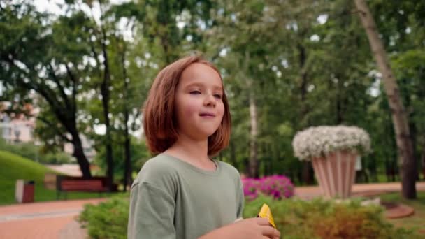 Portrét Krásná Roztomilá Dívka Jíst Malé Bonbóny Městském Parku Šťastný Stock Video