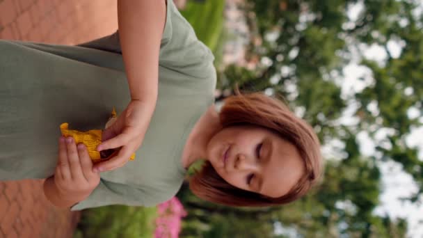 Vertical Video Retrato Hermosa Linda Chica Comiendo Pequeños Caramelos Ciudad — Vídeos de Stock
