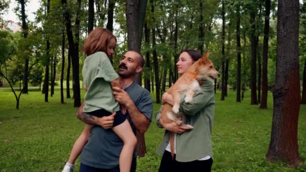 Felice Giovane Famiglia Nel Parco Con Padre Del Cane Che — Video Stock
