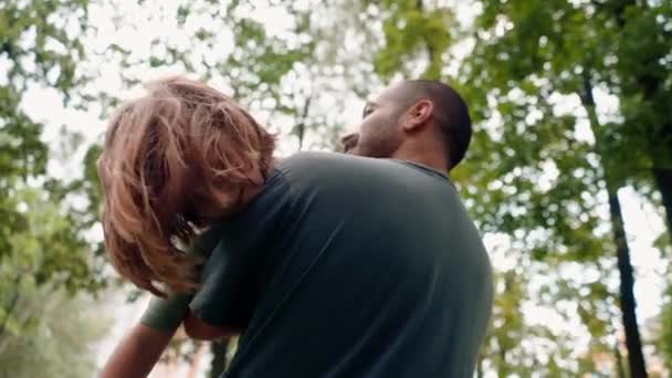 Potret Keluarga Muda Yang Bahagia Taman Dengan Ayah Anjing Memegang — Stok Video