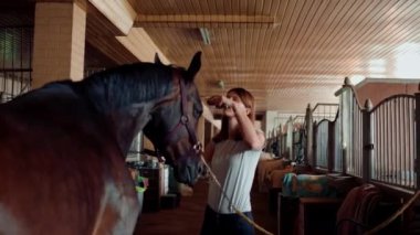 Çiftlikteki bir ahıra kapanmış kuzgun atın yelesini tarayan bir kızın at biniciliği sporuna olan sevgisi kavramını tarıyor.