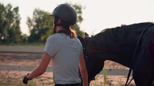 Μια Γυναίκα Αναβάτρια Επαγγελματική Στολή Οδηγεί Όμορφο Μαύρο Άλογό Της — Αρχείο Βίντεο