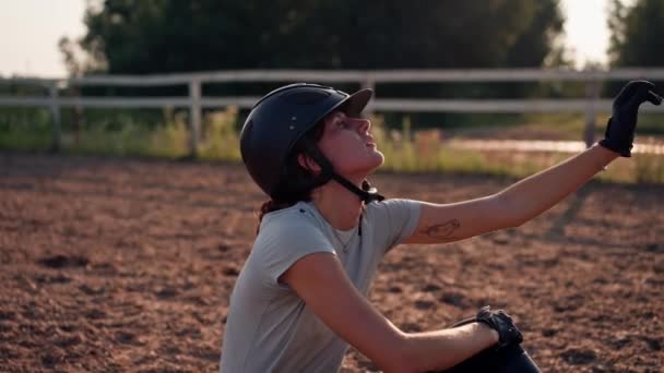 ヘルメットの女性ライダーが練習開始前にトレーニングアリーナで彼女の馬にキス — ストック動画