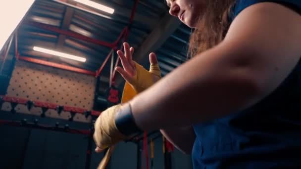 Sportowa Dziewczyna Silnymi Ramionami Przygotowuje Się Ciężkiego Treningu Owija Pięści — Wideo stockowe
