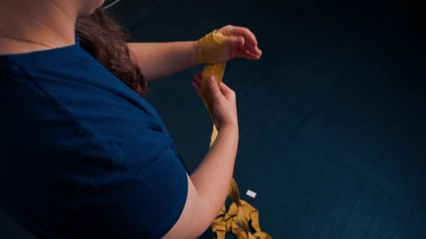 Güçlü Kolları Olan Sportif Kız Sıkı Bir Idmana Hazırlanıyor Yumruklarını — Stok video
