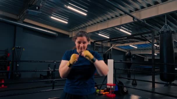 Sarı Boks Bandajlı Kadın Boksör Portresi Dövüşmeden Önce Hayali Rakibini — Stok video