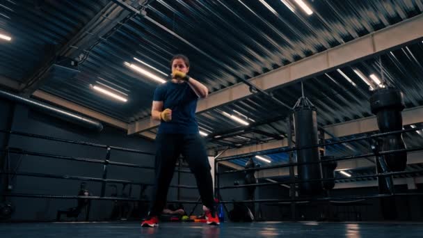Retrato Una Boxeadora Femenina Concentrada Vendajes Boxeo Amarillos Golpeando Oponente — Vídeos de Stock