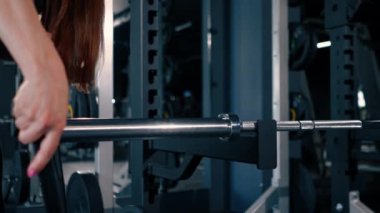 Spor salonundaki halterin ağırlığı vücut geliştiricinin vücut ağırlığını arttırır.