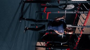 Dikey video genç motivasyon vücut geliştirici ağır halter spor salonu ile çömelme aktif yaşam tarzı vücut bakımı