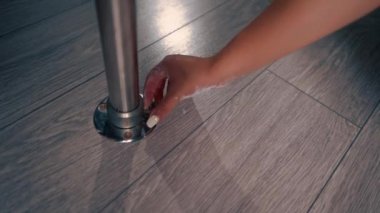 Bir kadının elini yakın plan çekerek bir direkten anahtarı çıkarır ya da dans sınıfı spor malzemelerinden önce anahtarı açar.