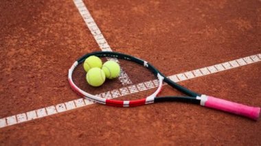 Spor ekipmanları tenis raketleri ve topları yakın plan bir açık hava saha hobi spor yalan