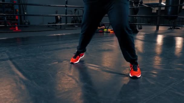 Silné Nohy Sportovkyně Stojanu Podložce Boxerském Ringu Sportovní Soutěže Wrestling — Stock video