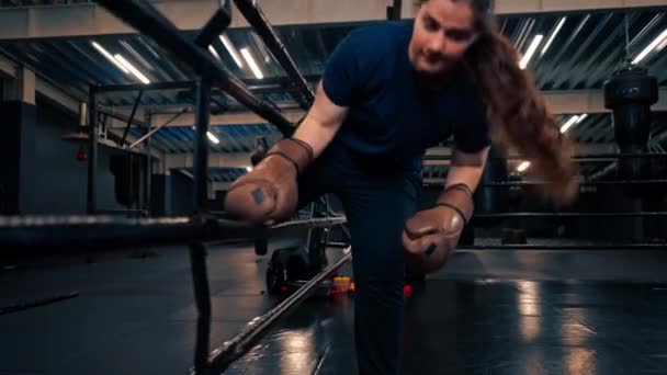 Eldivenli Boksör Kız Halatlara Tırmanıyor Dövüşmeden Önce Spor Salonunda Boks — Stok video